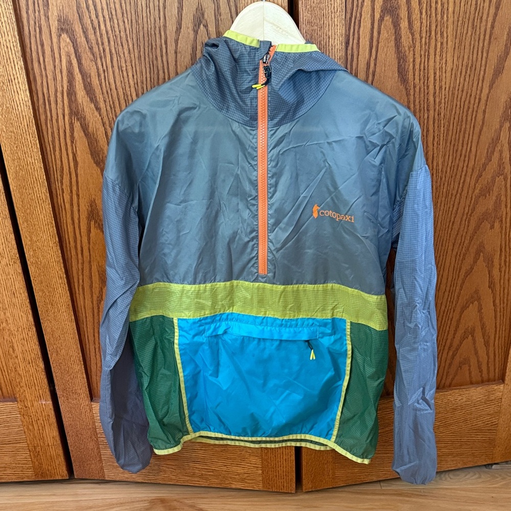 Cotopaxi Women’s hooded wind breaker